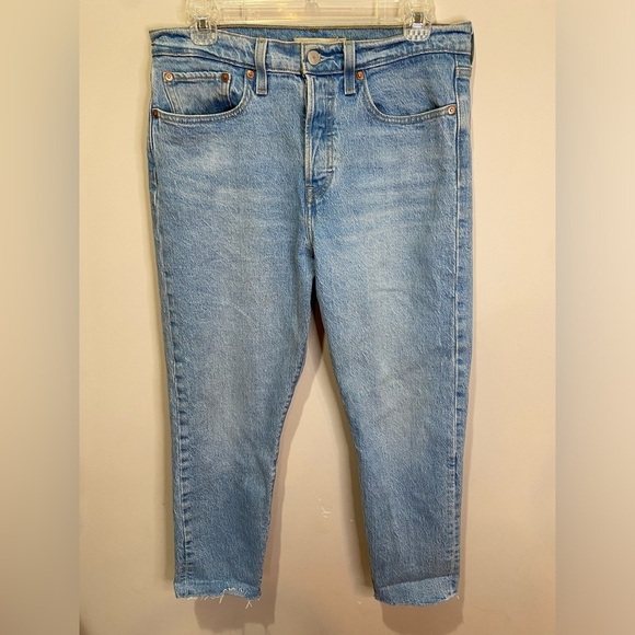 Levi's Wedgie in Light Wash Size 30 - Picture 1 of 9